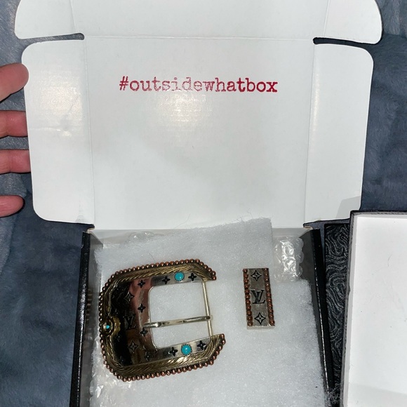 Rowdy 🌹 LV stamped belt buckle w turquoise - Picture 3 of 3